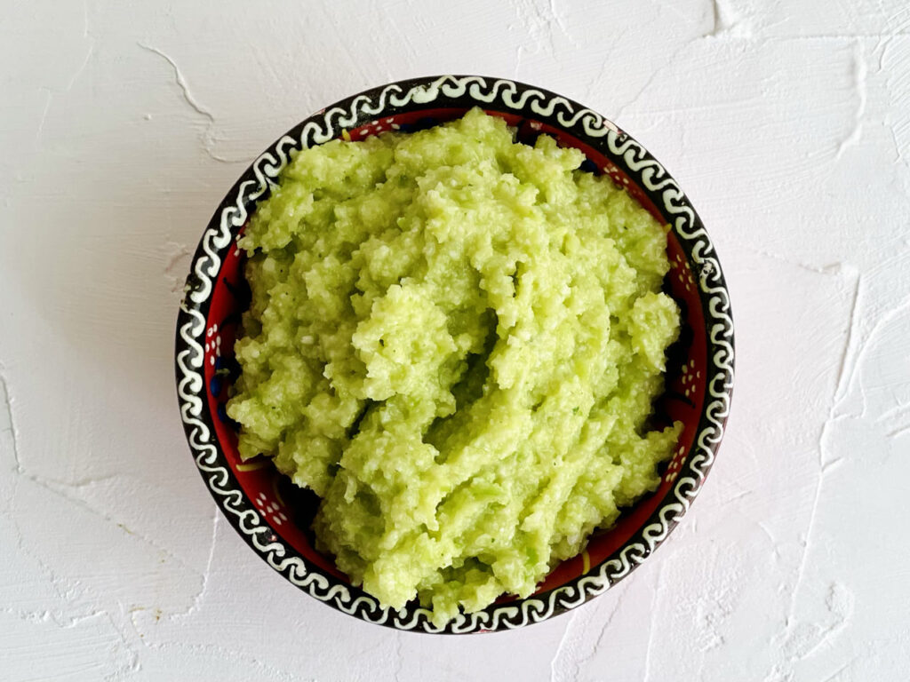 So sieht das Brokkoli-Pesto mit Cashewkernen aus